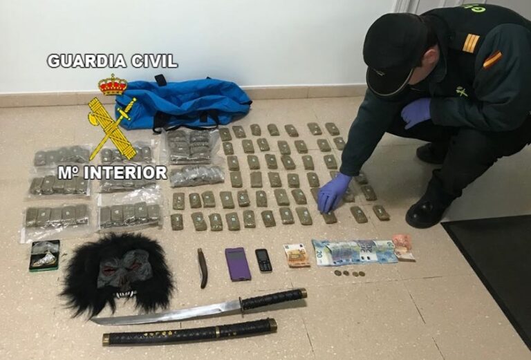 Dos detenidos en Almuradiel tras huir de un control en Guarromán y tirar por la ventanilla 140 pastillas de hachís