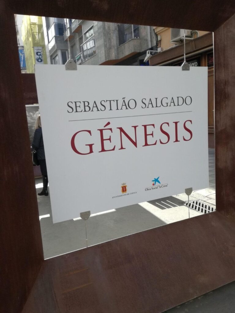 La céntrica calle Carretería de Cuenca estrena la muestra fotográfica ‘Génesis’ de Sebastiao Salgado
