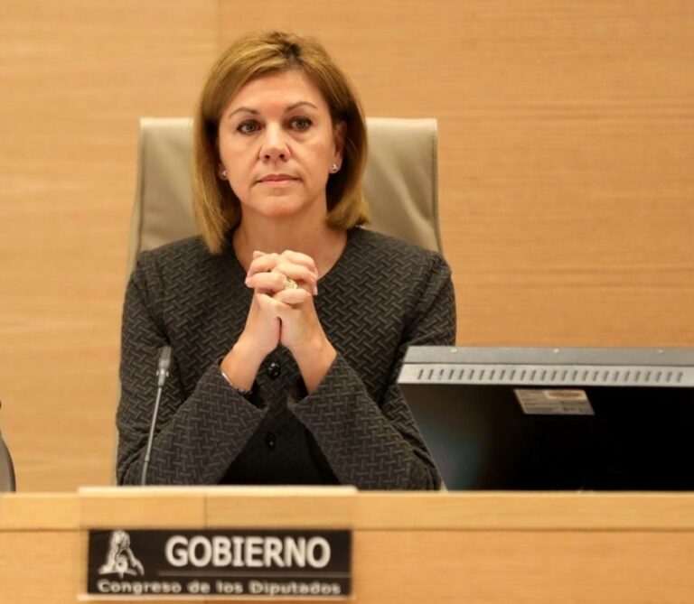 Acusan a Cospedal de «alta traición» y piden para ella un «consejo de guerra»