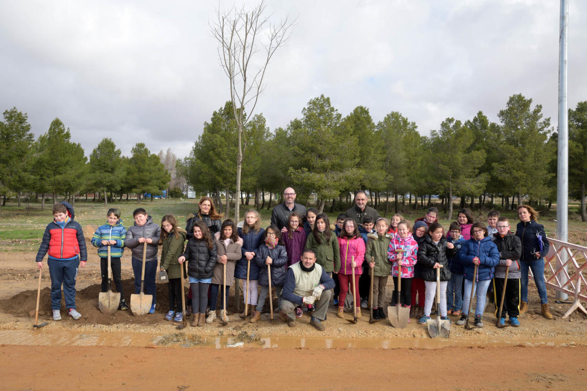 Argamasilla de Alba conmemora el Día Forestal Mundial plantando árboles en la vía verde