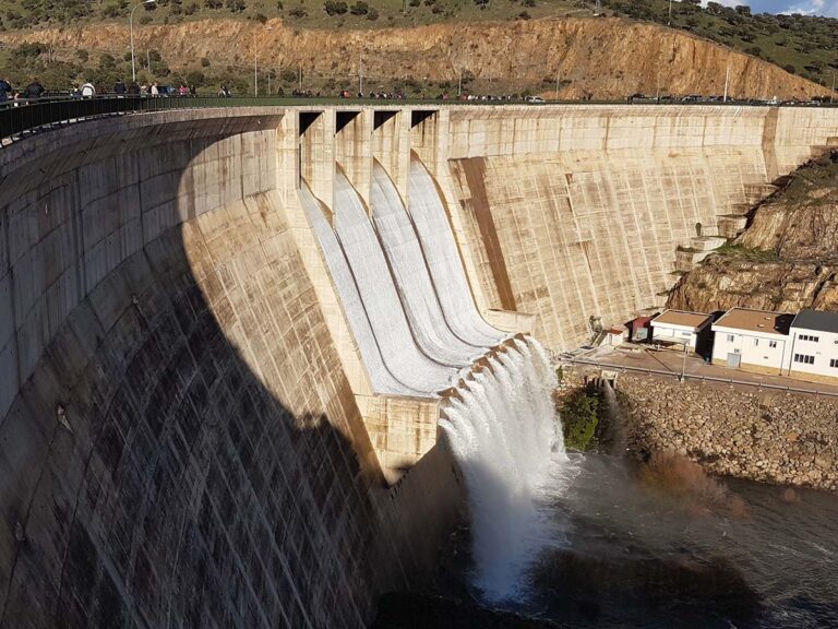 El pantano de Montoro (Ciudad Real) se ve obligado a abrir sus compuertas tras estar al límite