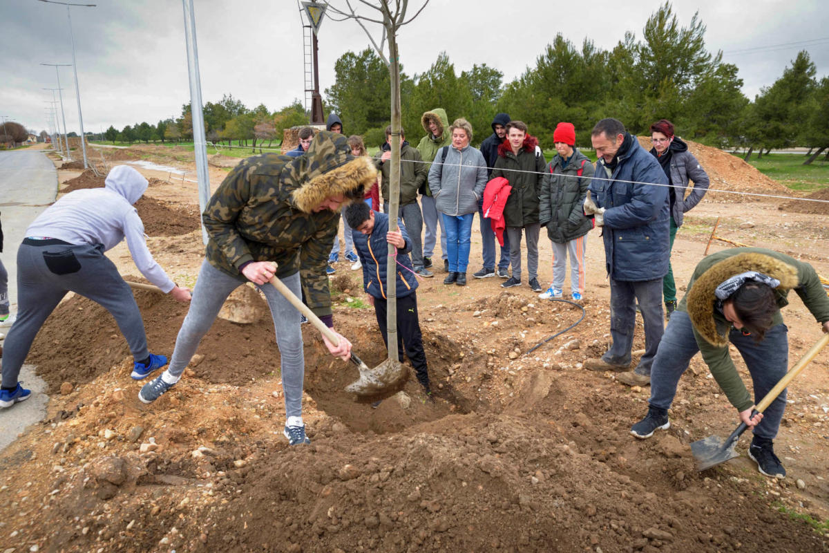 Argamasilla de Alba conmemora el Día Forestal Mundial plantando árboles en la vía verde