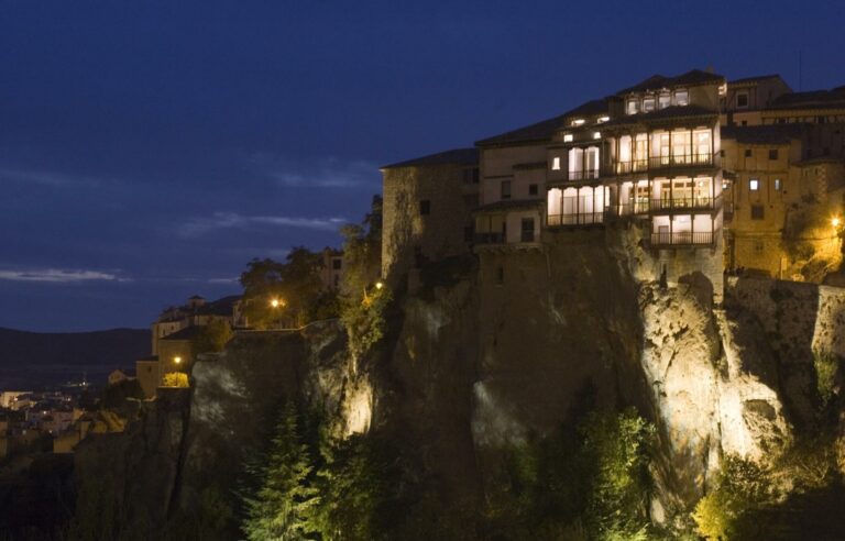 Hoy se apagan las Casas Colgadas de Cuenca para celebrar ‘La Hora del Planeta’