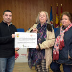 Navarro entrega a la AECC la recaudación del concierto benéfico de la JOVAL en Argamasilla de Alba