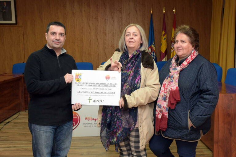 Navarro entrega a la AECC la recaudación del concierto benéfico de la JOVAL en Argamasilla de Alba