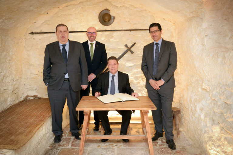 García-Page conoce de manos de Jiménez la historia y tradición cervantina de Argamasilla de Alba