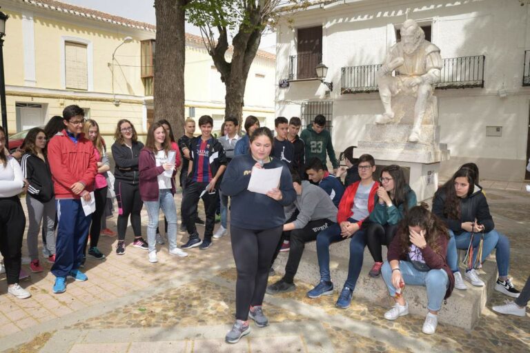 El IES Vicente Cano homenajea a Cervantes leyendo los sonetos y epitafios del Quijote