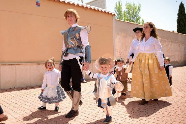 Decenas de quijotes, sanchos y dulcineas desfilan en Argamasilla de Alba