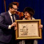 Lucas-Torres entrega las Placas al Mérito Cultural a Hidalgos Amigos de los Molinos y a su presidenta Lola Madrid a título personal