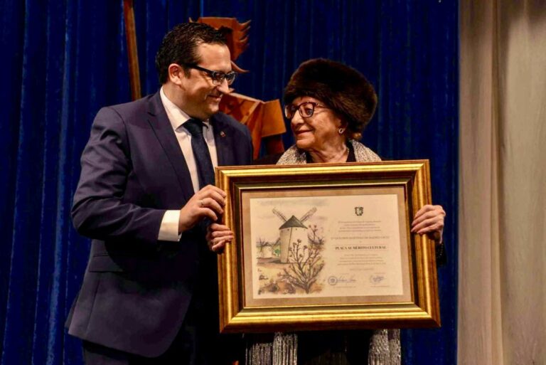 Lucas-Torres entrega las Placas al Mérito Cultural a Hidalgos Amigos de los Molinos y a su presidenta Lola Madrid a título personal