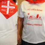 El uniforme oficial de las Fiestas 2017 de Alcázar ya se puede comprar en la Oficina de Turismo por 1 euro