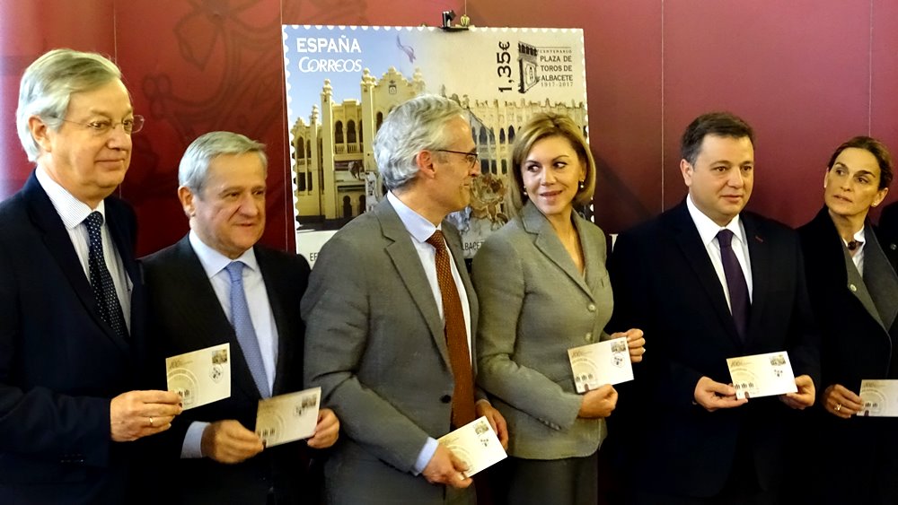 Cospedal presenta el sello conmemorativo del centenario de la Plaza de Toros de Albacete