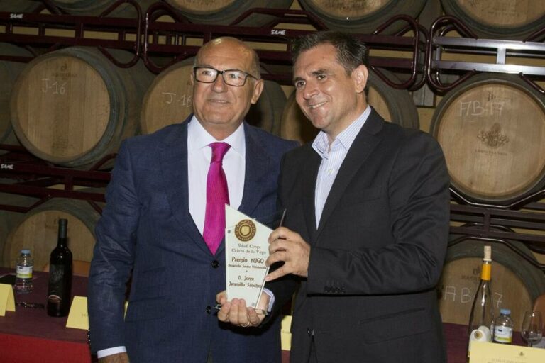 Bodegas Cristo de la Vega concede el premio “Yugo, una vida dedicada al vino” a Jorge Jaramillo