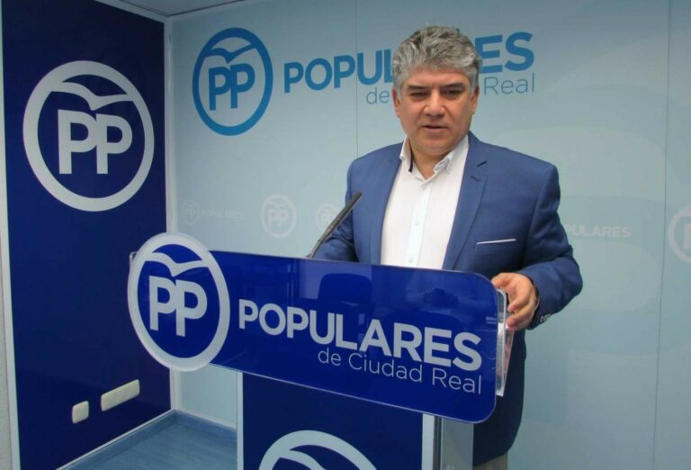 Cotillas exige a Page que declare la plaga de conejos