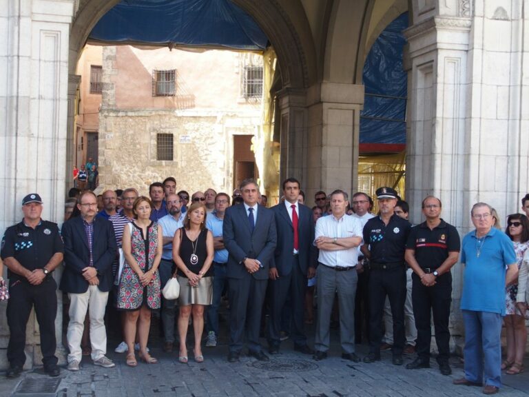 El Ayuntamiento de Cuenca recuerda en silencio a las víctimas de los atentados de Barcelona y Cambrils