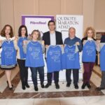 Caballero recibe la camiseta identificativa de la 6ª Carrera de la Mujer de Ciudad Real