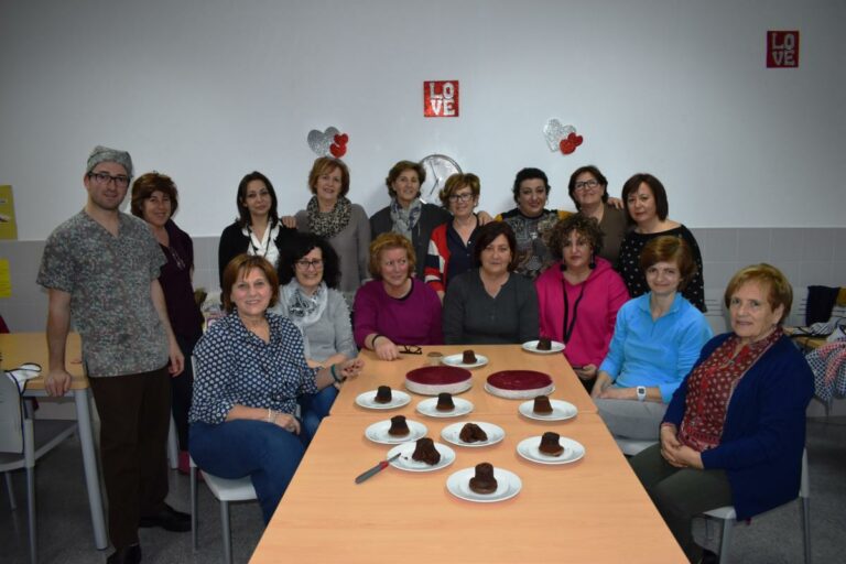 Una treintena de mujeres participa en un curso de cocina en Socuéllamos