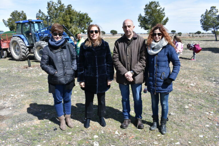 Los niños de Socuéllamos plantan árboles para repoblar el antiguo vertedero