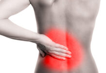 Evitar la vida sedentaria y cuidar la postura para coger peso es clave para reducir el riesgo de lumbalgia en verano