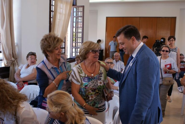 El Ayuntamiento celebra por primera vez el Día de los Mayores en la Feria con un acto en el que la música y la poesía han sido los protagonistas