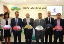 Manuel Serrano asiste a la inauguración de la exposición colectiva ‘Un año de artistas en la Casa Perona’ en el stand de la Junta de Comunidades de Castilla-La Mancha ubicado en el Recinto Ferial