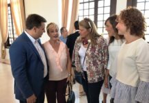 El alcalde de la ciudad muestra su admiración y compromiso con la asociación AMAC por la dignidad con la que tratan a sus usuarias