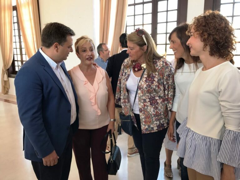 El alcalde de la ciudad muestra su admiración y compromiso con la asociación AMAC por la dignidad con la que tratan a sus usuarias