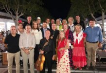 Manuel Serrano asiste al Salve a la Virgen de los Llanos a cargo del Coro La Besana