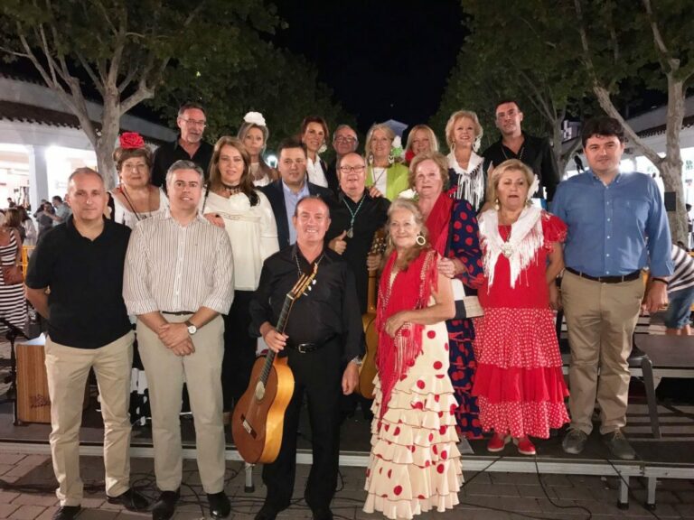 Manuel Serrano asiste al Salve a la Virgen de los Llanos a cargo del Coro La Besana