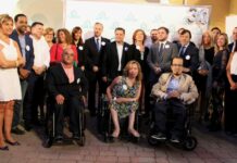 Manuel Serrano agradece a AMIAB la gran labor social que realiza a favor de las personas con discapacidad durante su asistencia al tradicional vino ofrecido por esta asociación en la Feria de Albacete