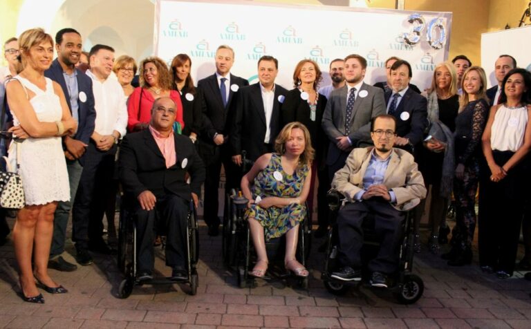 Manuel Serrano agradece a AMIAB la gran labor social que realiza a favor de las personas con discapacidad durante su asistencia al tradicional vino ofrecido por esta asociación en la Feria de Albacete