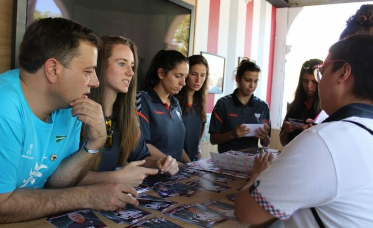 Manuel Serrano mantiene un encuentro con las jugadoras y el cuerpo técnico de la Fundación Albacete Balompié Femenino Nexus en la Feria