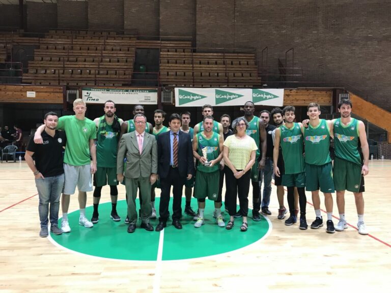 Francisco Navarro asiste al Torneo de Feria de baloncesto en el Pabellón del Parque