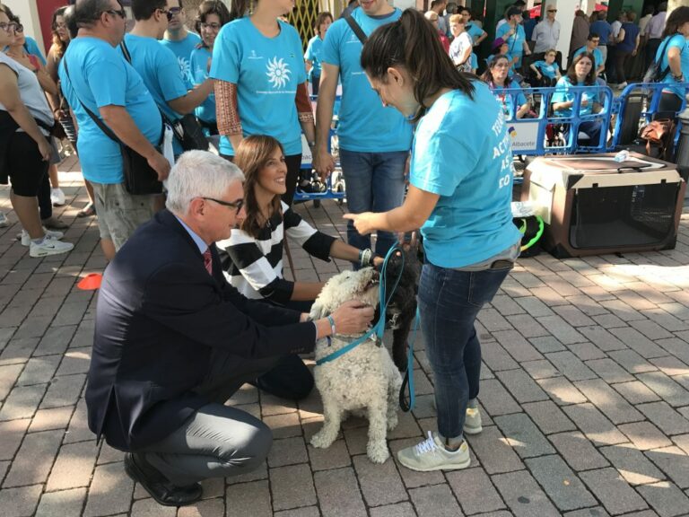 María Gil y Alberto Reina asisten a la demostración de terapia asistida con perros en la Feria