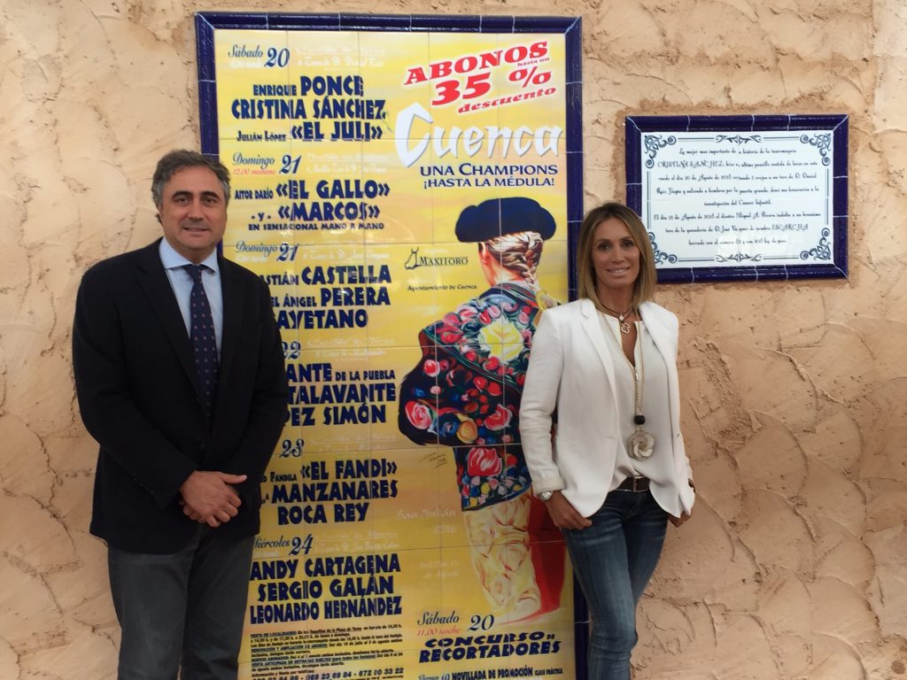 La torero Cristina Sánchez inaugura su azulejo en la plaza de toros de Cuenca