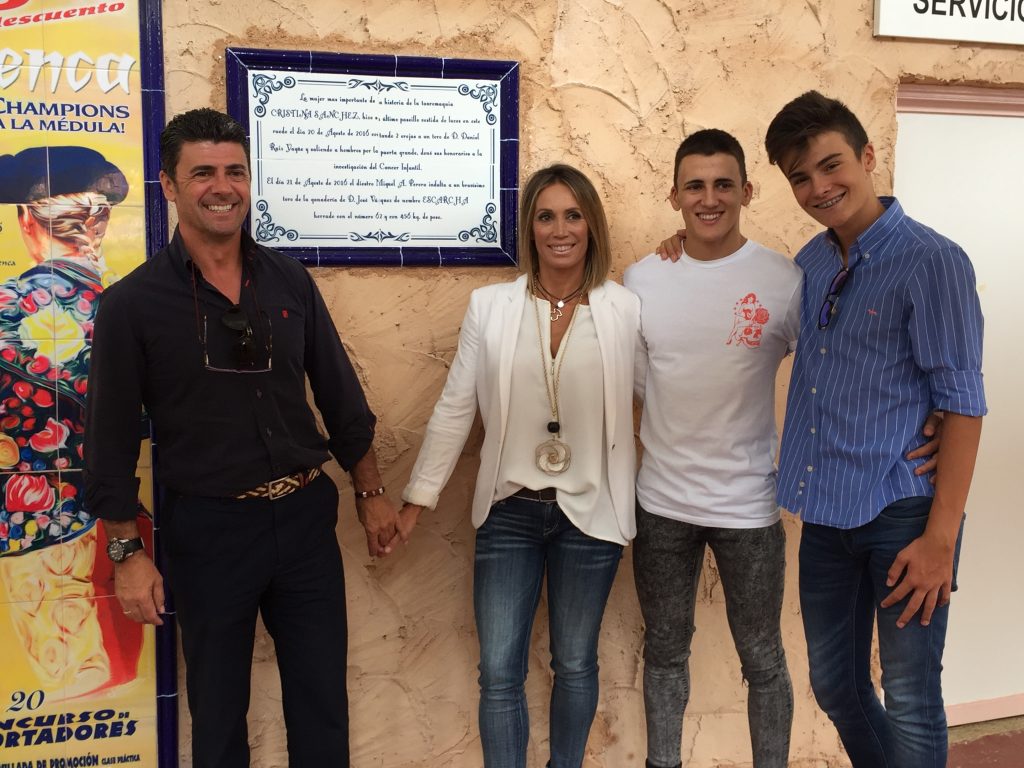 La torero Cristina Sánchez inaugura su azulejo en la plaza de toros de Cuenca
