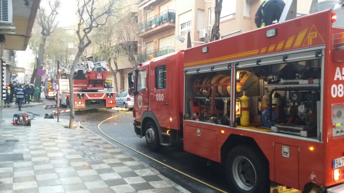 Un bombero herido tras el incendio de una vivienda de Albacete, que ha obligado a desalojar el edificio