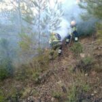 Diez medios y 34 personas trabajan en la extinción de un fuego en Alhambra