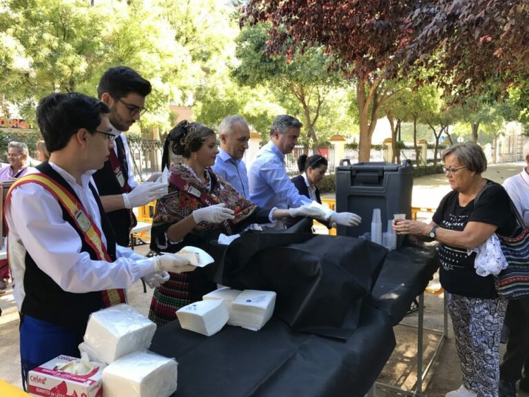 Julián Garijo y Juan Francisco Jerez participan en la Chocolatada Infantil