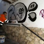 El Ayuntamiento elimina pintadas en muros del Jardín de los Poetas y en el Pasaje de la Moneda