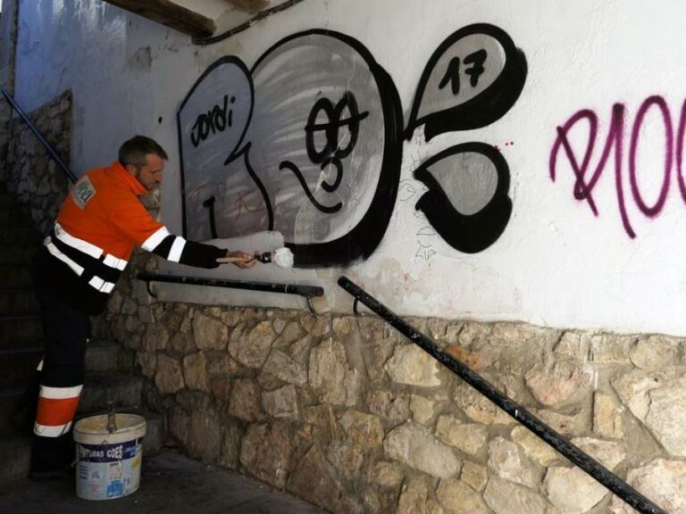 El Ayuntamiento elimina pintadas en muros del Jardín de los Poetas y en el Pasaje de la Moneda