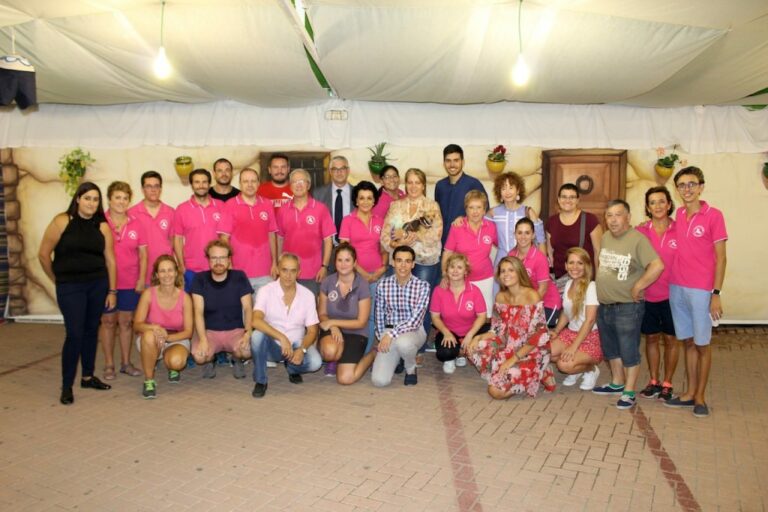 Llanos Navarro, Mª Ángeles Martínez y Alberto Reina asisten al ensayo del baile de manchegas en la caseta del Grupo de Coros y Danzas de Magisterio