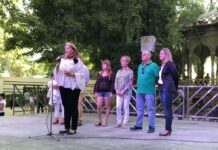 Llanos Navarro asiste a la inauguración de Los Barrios en la Feria de la FAVA