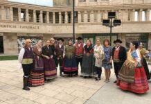 Llanos Navarro y Mª Ángeles Martínez asisten al desfile de exaltación del traje manchego en Feria