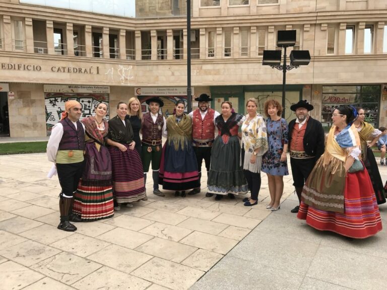 Llanos Navarro y Mª Ángeles Martínez asisten al desfile de exaltación del traje manchego en Feria