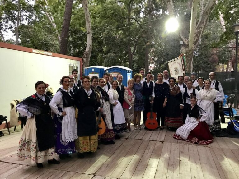 Mª Ángeles Martínez y Llanos Navarro asisten a la XXIX Muestra Internacional de Folklore Ciudad de Albacete
