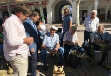 Manuel Serrano visita el taller de pleita del stand de la Universidad Popular