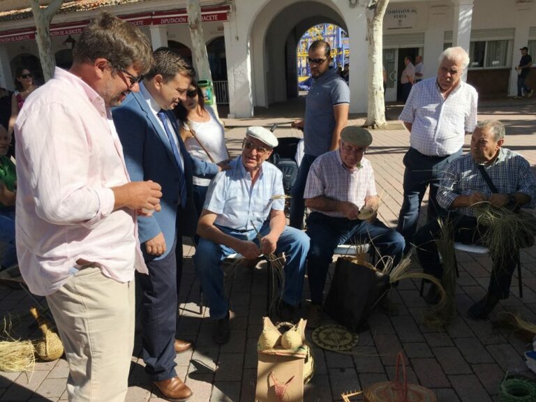 Manuel Serrano visita el taller de pleita del stand de la Universidad Popular
