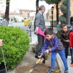 Los niños de un colegio de Torrijos plantan un árbol en honor a los enfermos de POMPE