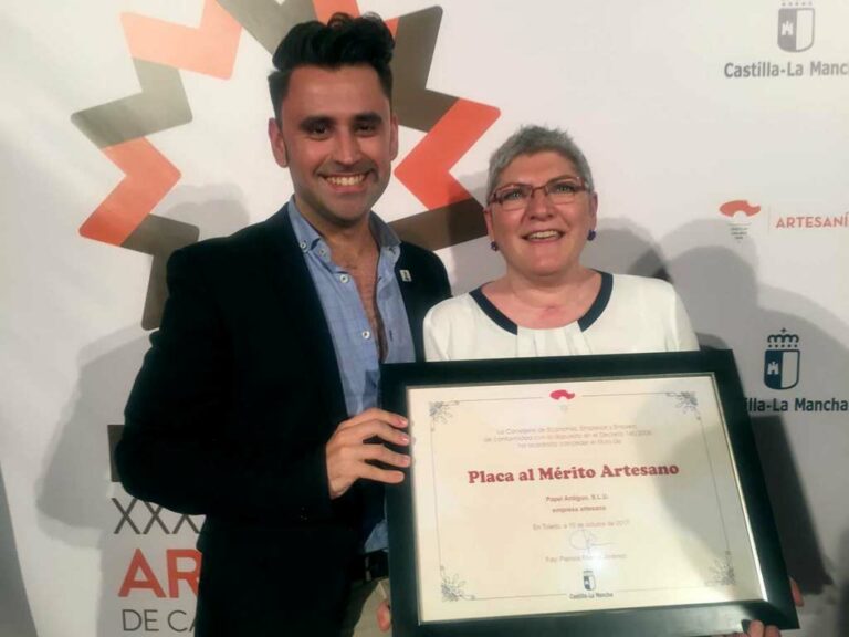 Paula Cruz recibe la Placa al Mérito Artesano